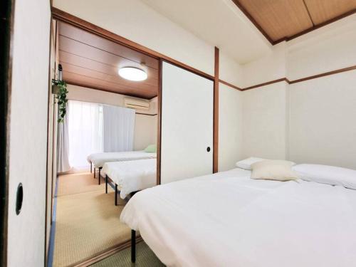 大阪市にある8人可能/部屋2つ/難波駅/大黒町駅 h503のベッドルーム1室(ベッド2台、鏡付)
