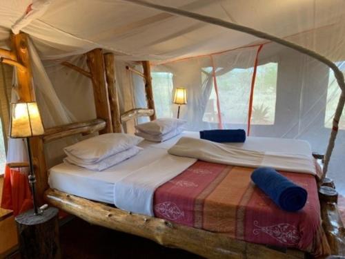 1 dormitorio con 1 cama en una tienda de campaña en Ngalawa Bush Route Hostel, en Dar es Salaam