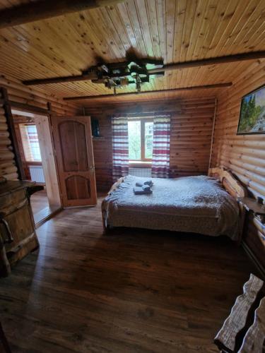Postel nebo postele na pokoji v ubytování Гуцульська хата