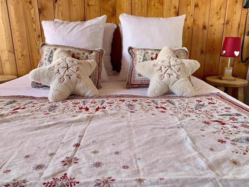 un lit avec deux ours en peluche au-dessus dans l'établissement Hotels Les Catrems & Le Montagnou, à Orcières