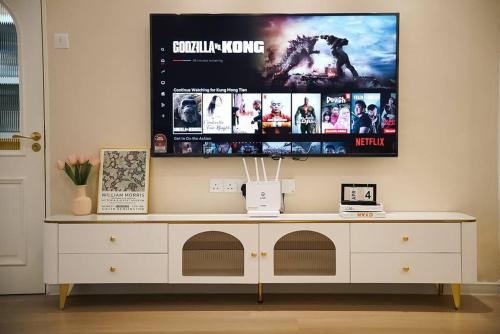 French Style Comfy Homestay Alor Setar 现代极简法式温馨民宿にあるテレビまたはエンターテインメントセンター