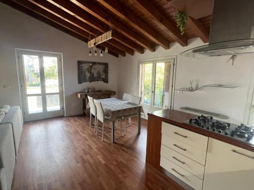 Kuchyň nebo kuchyňský kout v ubytování Terrazza su Volta Mantovana