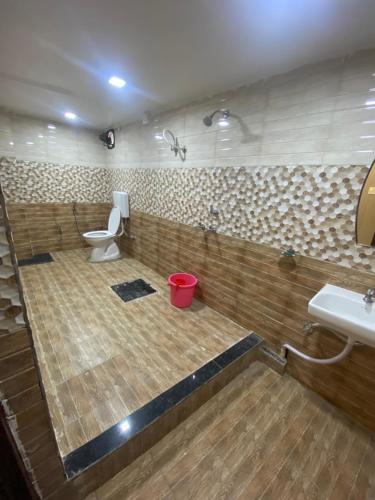 y baño con aseo y lavamanos. en Dev Villa, en Varanasi