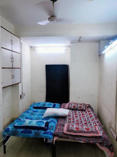 Кровать или кровати в номере Beutiful Room Near Dargah Sharif Ajmer