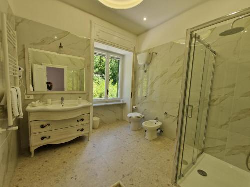 een badkamer met een wastafel, een toilet en een douche bij VILLA ESMERALDA in Salerno