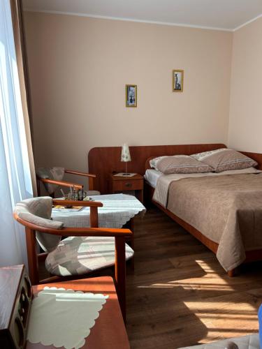 ウストロニエ・モルスキエにあるChata Rybakaのベッド2台とテーブルが備わるホテルルームです。