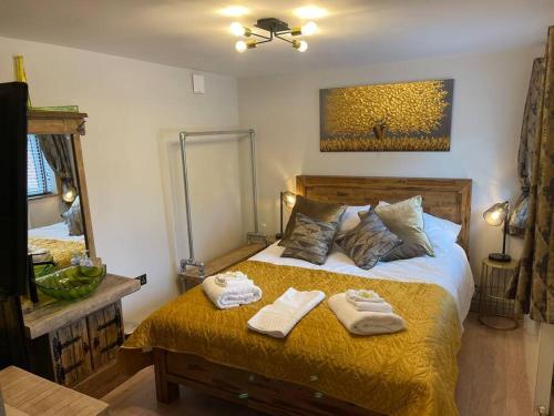 een slaapkamer met een bed met twee handdoeken erop bij Orchard Retreat Staycation in Boston