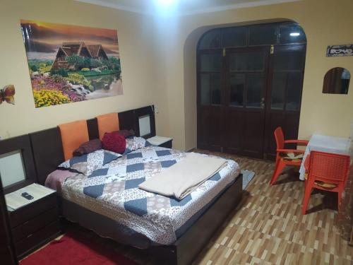 1 dormitorio con 1 cama, mesa y sillas en Arcángeles Guest House en Sucre