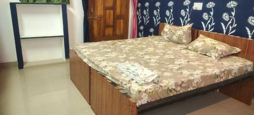 Cama ou camas em um quarto em OYO Home Ansh Pandey Homestay