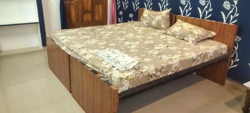 uma cama num quarto com uma roupa de cama em OYO Home Ansh Pandey Homestay em Ayodhya
