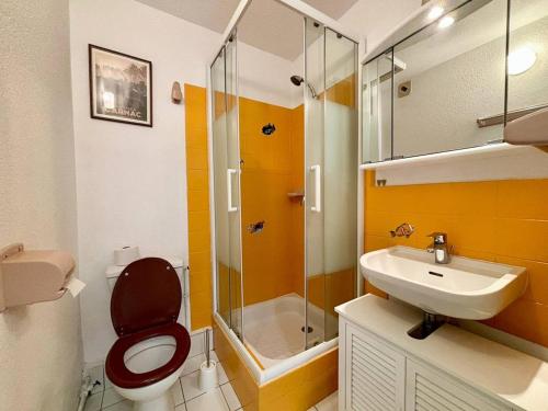 une salle de bain avec toilettes, lavabo et douche dans l'établissement Carnac : Appartement T2 avec Terrasse - 4 Personnes - Animaux Acceptés - FR-1-377-15, à Carnac