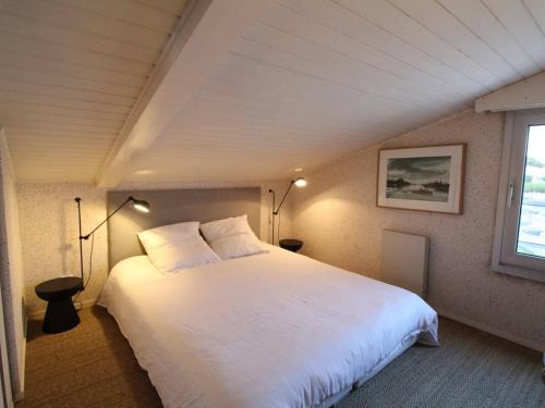 une chambre avec un grand lit blanc avec deux lampes dans l'établissement Grand duplex à Royan pour 8 personnes avec terrasse et parking - FR-1-494-97, à Royan
