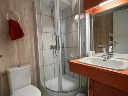 une salle de bain avec une douche, des toilettes et un lavabo dans l'établissement Grand duplex à Royan pour 8 personnes avec terrasse et parking - FR-1-494-97, à Royan