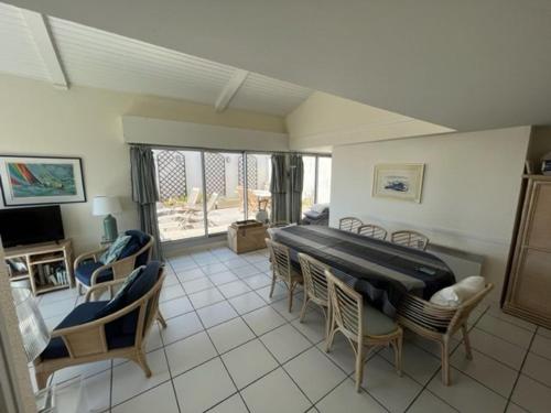 un salon avec une table et des chaises dans l'établissement Grand duplex à Royan pour 8 personnes avec terrasse et parking - FR-1-494-97, à Royan