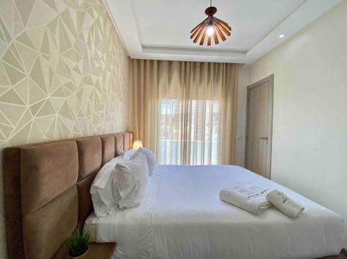 ein Schlafzimmer mit einem großen Bett mit zwei Handtüchern darauf in der Unterkunft Sunny OASIS 2 Bedrooms - By AppartAli in Casablanca