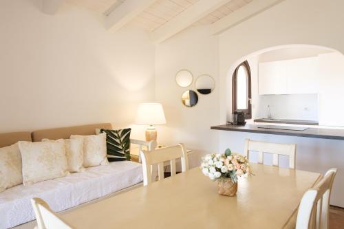 salon ze stołem i kanapą w obiekcie [Poltu Qualtu 2 Min] Vista Mare e Piscina w mieście Liscia di Vacca