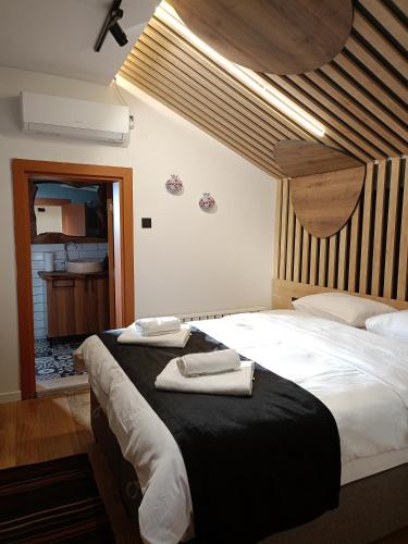 1 dormitorio con 1 cama con 2 toallas en Villa Atroa Gölevi, en Orhangazi