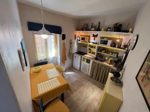 d'une cuisine avec une table. dans l'établissement Appartement complet - Salles sous Bois, à Salles-sous-Bois