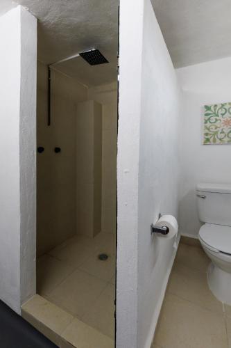 a bathroom with a shower and a toilet at CASA PAXI CENTRO MERIDA ESTUDIO5 in Mérida
