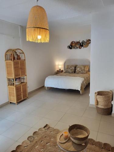 une chambre avec un lit et une table dedans dans l'établissement proche maison carrée, à Nîmes