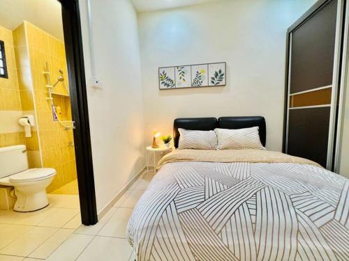 ジョホールバルにあるJB-Bukit Indah 8-15pax Spacious Home! 5min to Aeonのベッドルーム1室(ベッド1台付)、バスルーム(トイレ付)