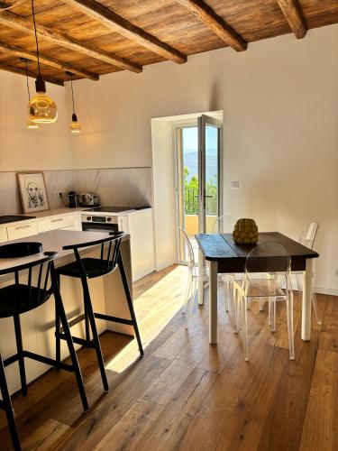 une cuisine et une salle à manger avec une table et des chaises dans l'établissement CASA SAN MATTEU, à Patrimonio