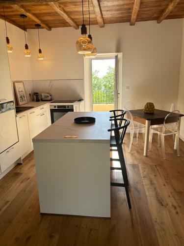 une cuisine avec un îlot blanc et une table dans l'établissement CASA SAN MATTEU, à Patrimonio