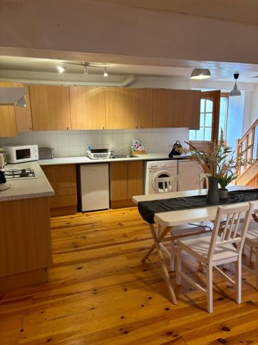 - une cuisine avec une table, une cuisinière, une table et des chaises dans l'établissement Petit Grange Puivert no 26, à Puivert