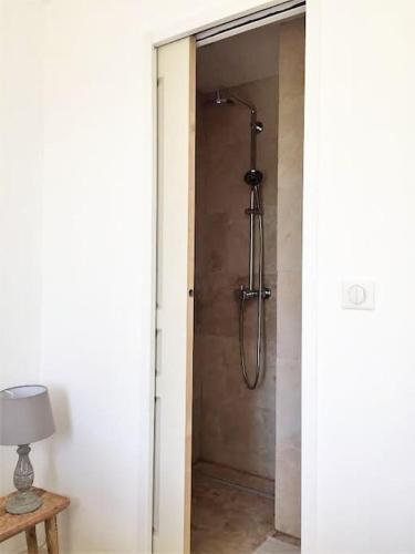 une douche dans une salle de bain avec une porte vitrée dans l'établissement Villa Grimaud - au calme sur Golf, et vue mer sur le Golfe de Saint-Tropez, à Grimaud