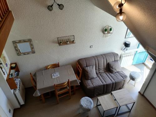 un salon avec un canapé et une table dans l'établissement Appartement Pyrénées Sainte-marie de campan proche la Mongie avec parking couvert privatif, à Campan
