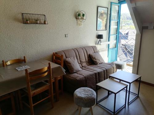 - un salon avec un canapé et une table dans l'établissement Appartement Pyrénées proche la Mongie Sainte-marie de campan, à Campan