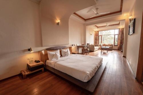 - une chambre avec un grand lit et un salon dans l'établissement Nature View Resort !! A Four Star Lavish & Luxury Resort, à Chail