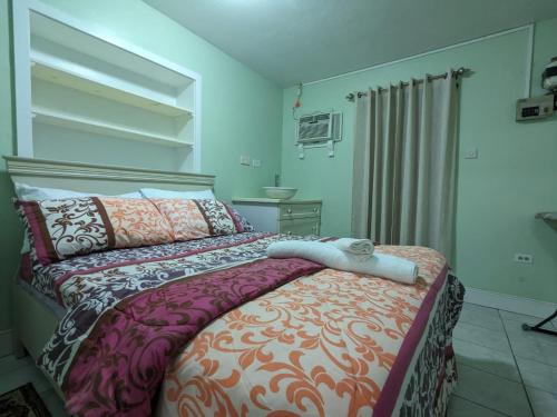 sypialnia z łóżkiem i umywalką w obiekcie 2BR 1BA, Modern Apartment with Aircon and Separate Pool House Access 