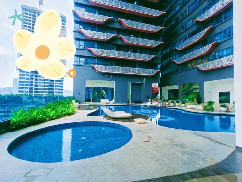 ein Schwimmbad in der Mitte eines Gebäudes in der Unterkunft Arte Plus by Stay Relax in Kuala Lumpur