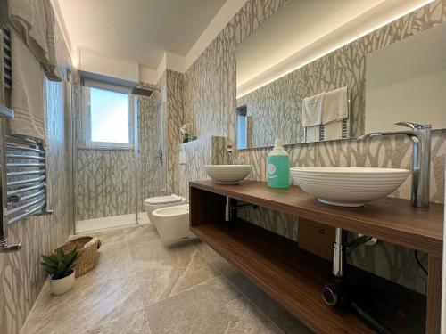 uma casa de banho com 2 lavatórios e um WC em MEG Glamour Suite em Milão