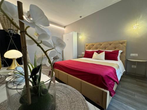 1 dormitorio con 1 cama grande con sábanas rojas en MEG Glamour Suite, en Milán
