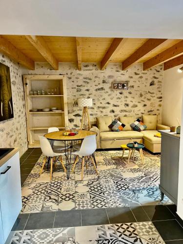 GITE LES ROMAINS 2/4p au coeur du village classé d'ALBA LA ROMAINE