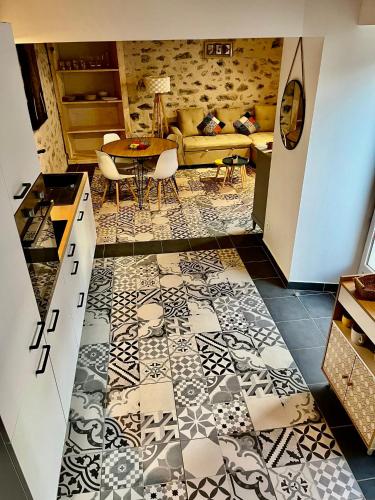 un salon avec un canapé et une table dans l'établissement GITE LES ROMAINS 2/4p au coeur du village classé d'ALBA LA ROMAINE, à Alba-la-Romaine