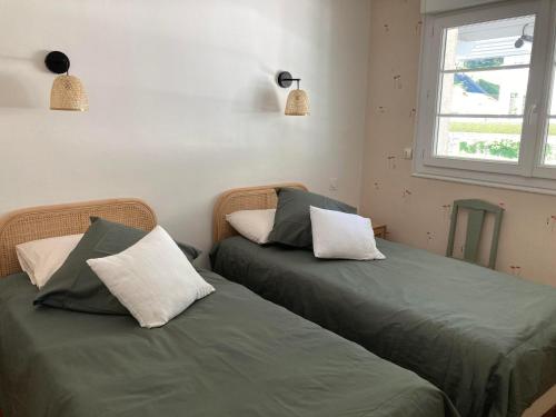 拉蘭的住宿－Gîte le Pic du Ger，两张睡床彼此相邻,位于一个房间里