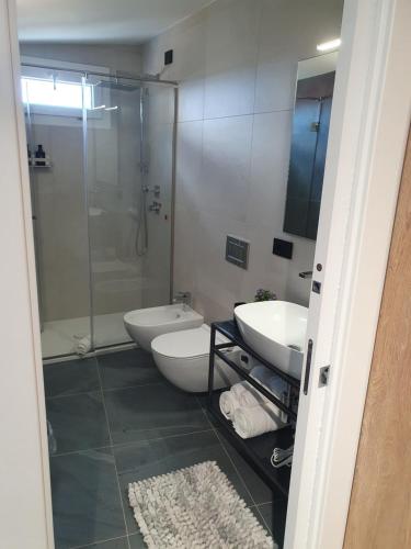 a bathroom with a toilet and a sink and a shower at LA CASA DEGLI DEI PIZZO in Pizzo