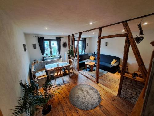 uma sala de estar com um sofá azul e uma mesa em Zum Jandel em Boppard