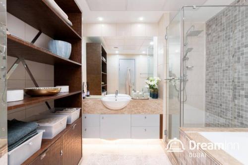 La salle de bains est pourvue d'un lavabo et d'une douche. dans l'établissement Dream Inn - Contemporary 2BR Marsa Tower, à Dubaï