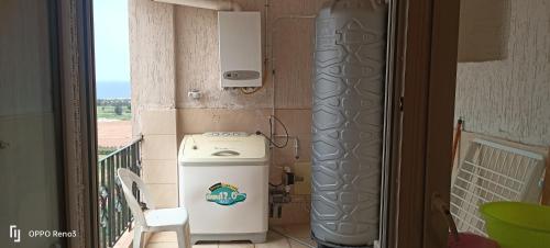 MostaganemにあるF4 lpp Mostaganem Algérieの温水器、バルコニーが備わる客室です。