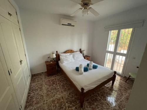 - une chambre dotée d'un lit avec des bougies bleues dans l'établissement Casa del Barco with pool and stunning views, à Guaro