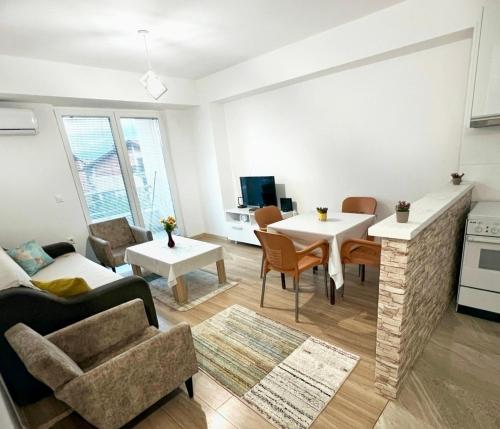 uma sala de estar com um sofá e uma mesa em Sunrise Apartment Struga em Struga