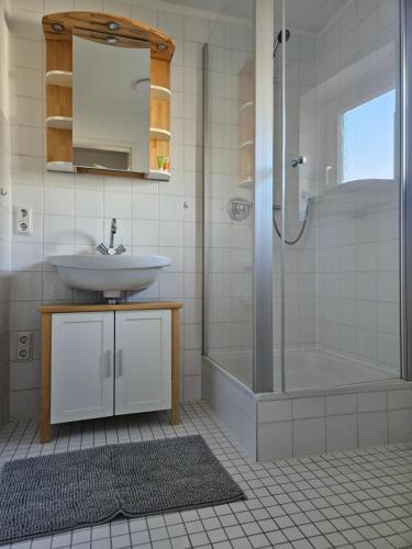 a bathroom with a sink and a shower at Ferienzimmer im Grünen, Privatunterkunft in Dötlingen