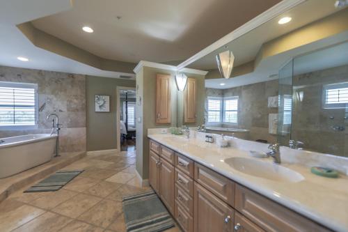 Royal Palm House في كابتيفا: حمام كبير مع مغسلتين وحوض استحمام وحوض استحمام