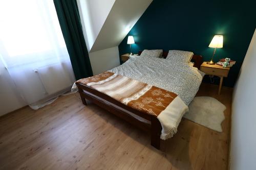 1 dormitorio con cama y ventana en Rabczański Apartament, en Rabka-Zdroj