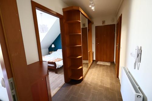 Habitación con escalera y dormitorio con espejo. en Rabczański Apartament, en Rabka-Zdroj