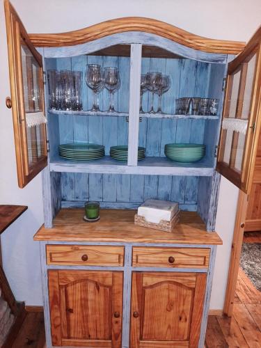 ボッパルトにあるZum Jandelの木製の棚(皿、メガネ付)